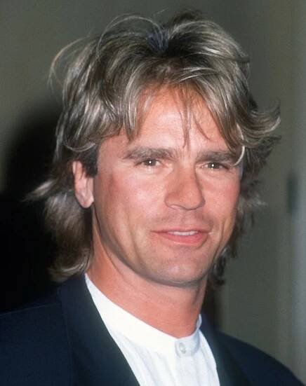 Richard Dean Anderson v 90. letech. Dlouho se o něm psalo jako o starém mládenci. Ale v roce 1996 potkal Apryl A. Prose a všechno se změnilo. O dva roky později přišla na svět Richardova jediná dcera Wylie Quinn Annarose Anderson.
