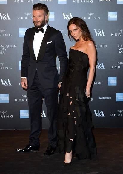 Victoria und David Beckham bleiben ihrem Lieblings-Partnerlook treu: Komplett in Schwarz besucht Englands Traumpaar die "Alexander McQueen: Savage Beauty"- Ausstellung im Victoria & Albert Museum in London.