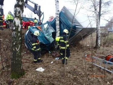 Zřejmě kvůli silnému poryvu větru havaroval nákladní vůz, hasiči museli vyprostit řidiče , Královédvorsko