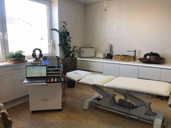 Masérka Marija po půlroční pauze vítala klienty skleničkou sektu