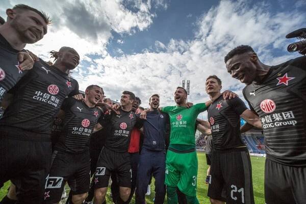 Africké opory tančily, Tvrdík se dmul a fanoušci jásali. Tak Slavia slavila titul