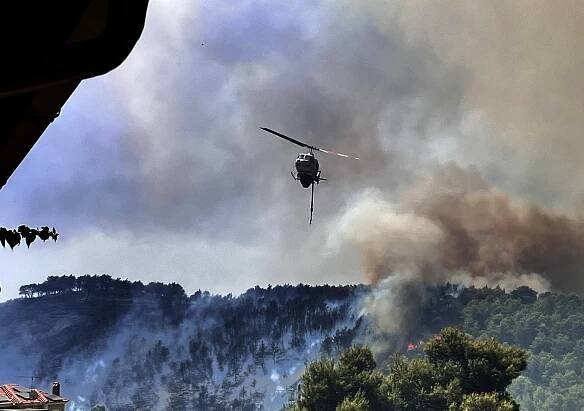 Evropa v plamenech: Zakynthos evakuuje hotely, omezení se dotkla i Čechů. Španělsko hlásí mrtvého