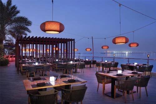 Restaurace v ubytování DoubleTree by Hilton Resort & Spa Marjan Island