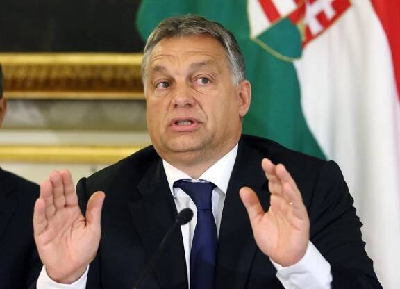 Rakúsko chce pre migrantov postaviť plot, Orbána chráni protiteroristická jednotka