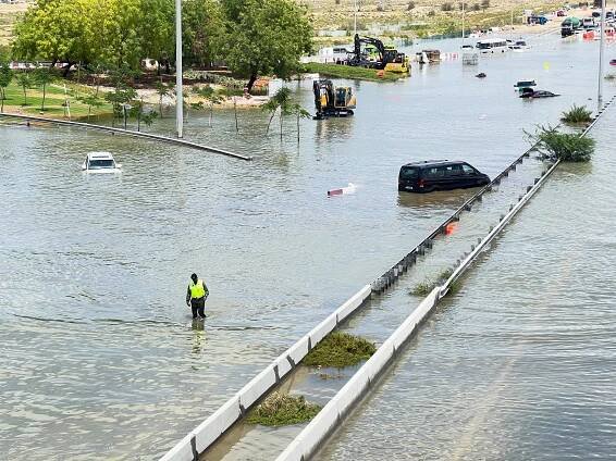 Foto: Povodně v pouštní Dubaji. Silnice se proměnily v řeky, letiště je ochromené