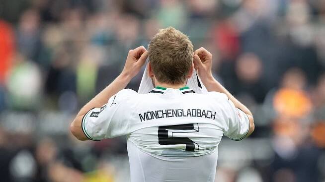 Marvin Friedrich vergräbt sein Gesicht in seinem Trikot.