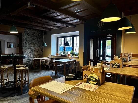 Masové prkno a degustace místních piv: koleno, křídla i steak s chlebem, hranolky a dipy