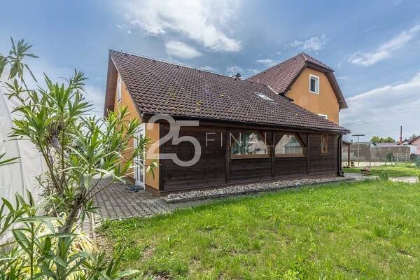 Prodej samostatné 1/3 rodinného domu se zahradou ve Zvířeticích, okres Mladá Boleslav | Reality.iDNES.cz 