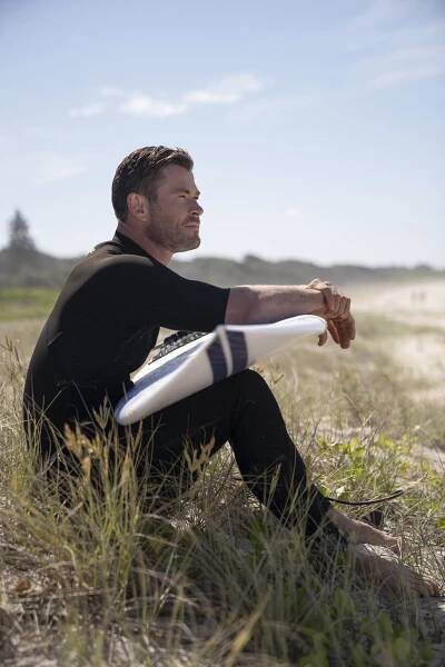 Chris Hemsworth na pláži žraloků (2021)