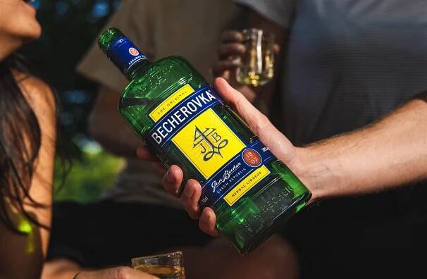 Becherovka do polských rukou. Pernod Ricard ji prodává polskému Maspexu