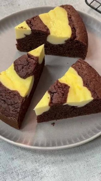 Klasika, která nikdy nezklame, křehké těsto a jemná vanilková náplň dělají z tohoto koláče oblíbený dezert ke kávě i odpolednímu čaji. ☕🍰 Celý recept najdete na našem Instagramu!