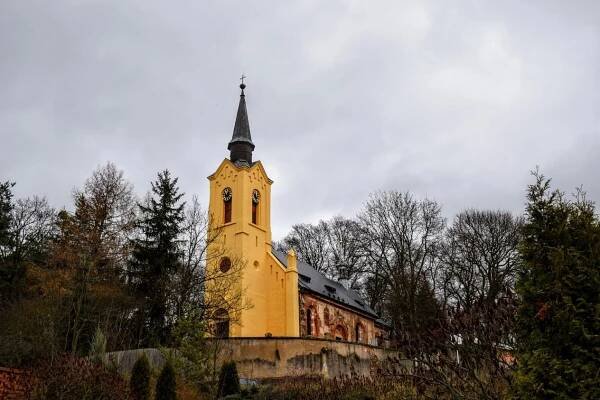 Kostel duchů v obci Luková