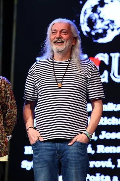 FOTO: Daniel Hůlka si rozpustil vlasy. – stránka 34
