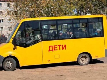 Желтый школ�ьный автобус с мобилизованными, Улан-Уде