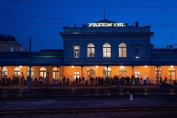 A Town on Ukraine’s Edge, Determined to Escape Its Past