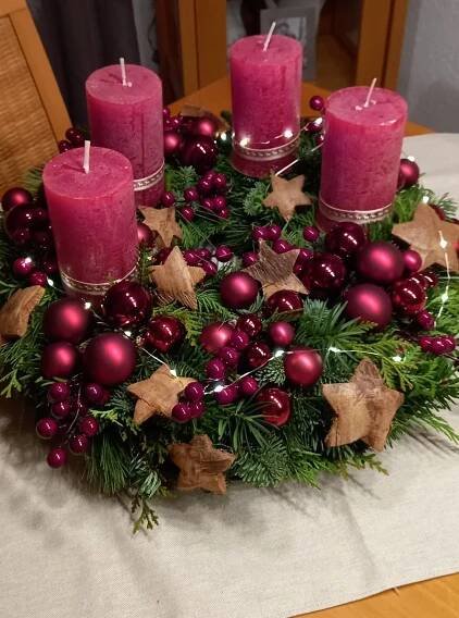 Pin by Inge Ostermayer on Kränze, Gestecke und Sträuße | Christmas arrangements, Christmas advent wreath, Homemade christmas decorations