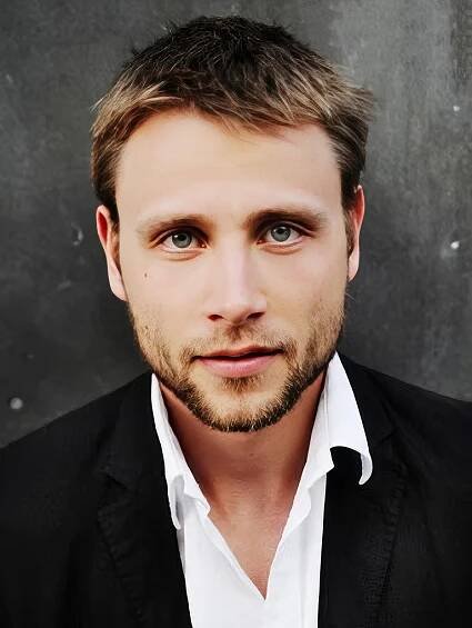 Management – Max Riemelt