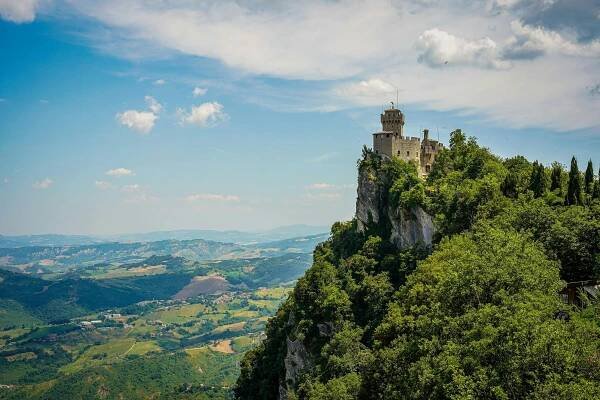 Majestátní Výhled Na Věž Guaita V San Marinu · Základová fotografie zdarma