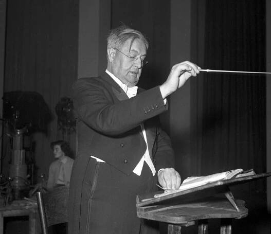 Václav Talich diriguje Slovanské tance Antonína Dvořáka - Z filmu - Václav Talich