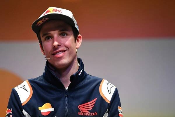 Bratrovražedný souboj v cíli ovládl mladší Alex, na bedně skončil i Rossi