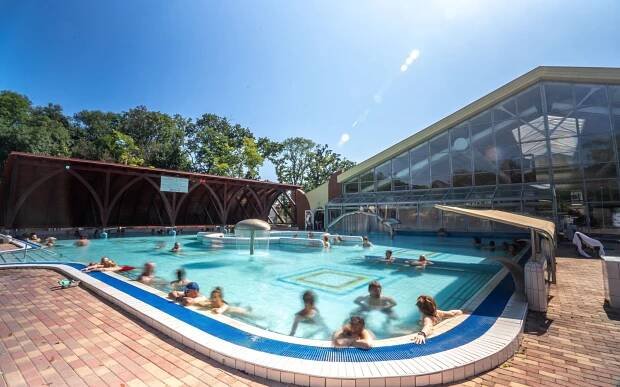 Velký Meder 450 m od termálů v Penzionu Betty *** se snídaní/polopenzí a neomezeným wellness (bazén, sauny)