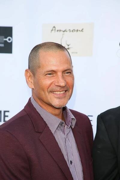 Jak dnes vypadá prohnaný doktor Michael Mancini z Melrose Place? Je fešák i jako šedesátník