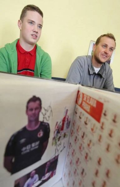 Český chlapec si plní sen. Pro školní noviny zpovídá světová fotbalová esa