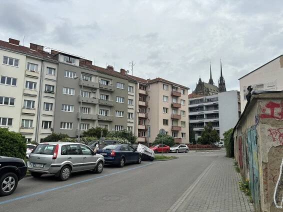 Prodej samostatného garážového stání 25 m2 s kójí 4 m2, Brno, Hybešova - Vodní | Reality.iDNES.cz 