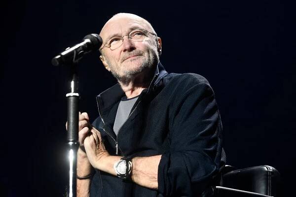 Recenze: Retro se vším všudy. Phil Collins koncert v Praze odzpíval vsedě