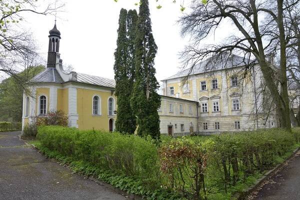 Prodej zámku Hluboš se dostal k soudu, mezitím památka dál chátrá