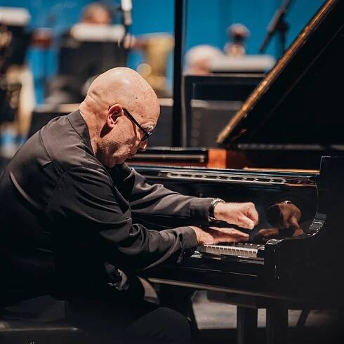 Dennis Russell Davies zahrál na klavír Rhapsody in Blue v původní verzi s jazz bandem