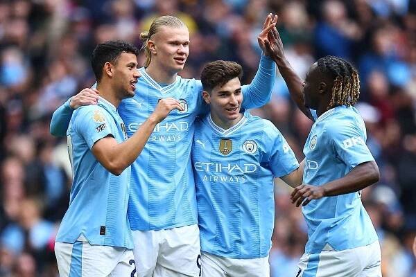 Manchester City proti Lutonu splnil roli favorita, Brentford doma přehrál Sheffield