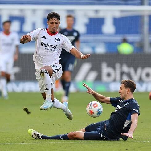 Fares Chaibi von Eintracht Frankfurt kämpft um den Ball mit Hoffenheims Arthur Chavas.