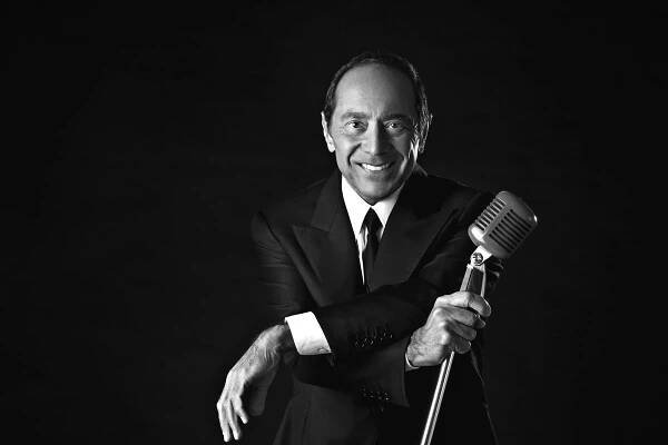 Paul Anka odložil kvůli nemoci koncert v Praze. Vystoupí až v úterý