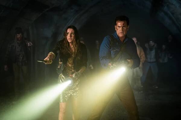Ash vs Evil Dead - The Mettle of Man - Z filmu - Arielle Carver-O'Neill, Bruce Campbell