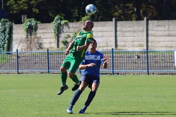 Fotbalisté kralupského FK 1901 (modré dresy) porazili v okresním derby 6. ligy Eletis Lužec 2:1