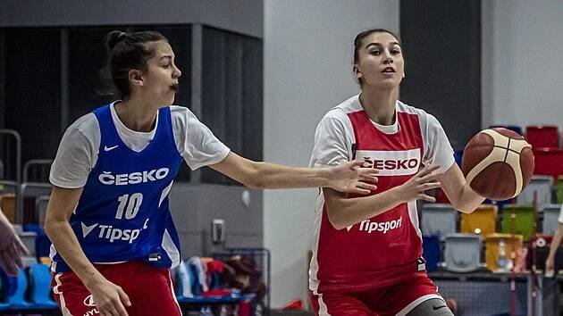 Valentýna Kadlecová (vpravo) na reprezentačním tréninku, brání ji Eliška Hamzová.