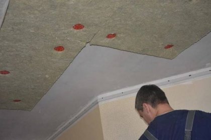 Proces instalace protihlukové izolace na strop není obtížné, takže není třeba přitahovat odborníky