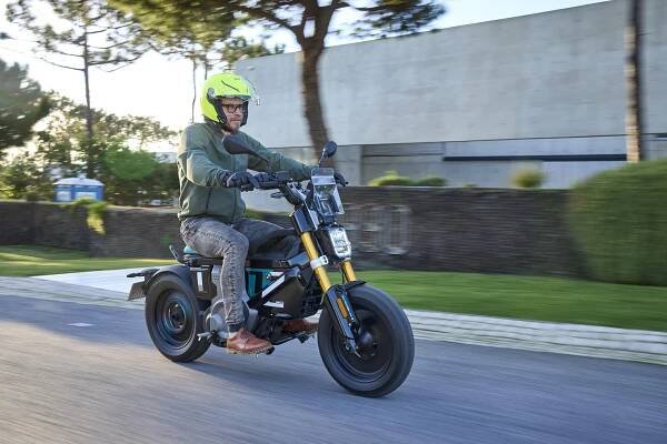 BMW přišlo s něčím, co není motorka ani skútr. A řídit to můžete s papíry na auto. Svezli jsme se na eParkoureru