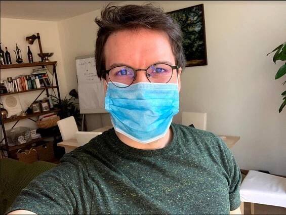 Tomáš (30) přišel kvůli koronaviru o klienty. Na pomoc pro ně točí videa, viděly je už miliony