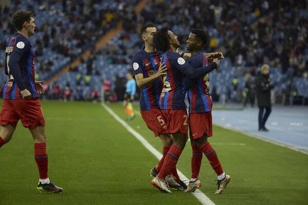 Barcelona po penaltách postupuje do finále Superpoháru, kde se utká s Realem