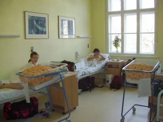 Fakultní nemocnice Královské VinohradyOddělení šestinedělíStandardní pokoje jsou třílůžkové.