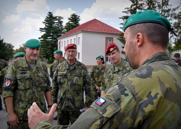 Náčelník Generálního štábu AČR v posádce Přáslavice s velitelem 7. mechanizované brigády a velitelem Pozemních sil AČR
