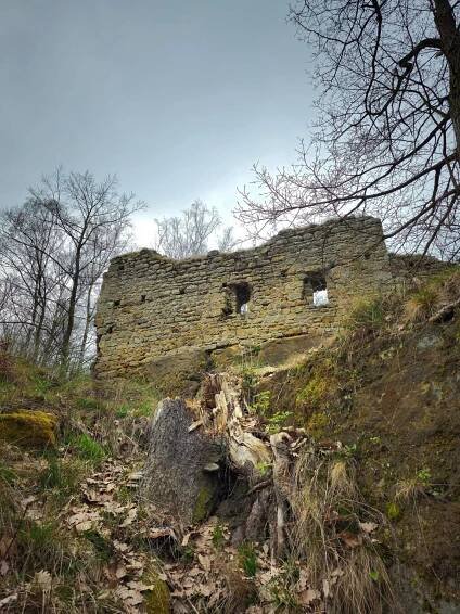 Zřícenina hradu Chudý hrádek