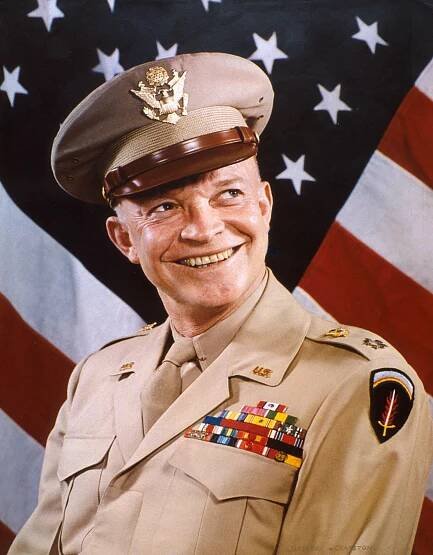 Dwight D. Eisenhower ukončil válku jako pětihvězdičkový generál, v roce 1953 byl zvolen prezidentem USA