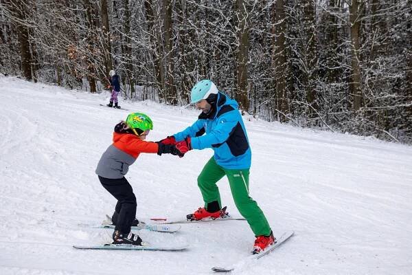 VIDEO, FOTO: Na turnovském ledovci už se lyžuje. Skiareál Struhy zahájil sezónu