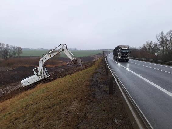Všude je bahno. Teplý leden komplikuje stavbu dálnice D7 od Slaného na Chomutov