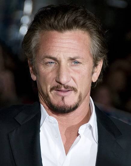 Sean Penn na rovinu: ”Zbabělé geny” způsobují, že muži nahrazují džíny sukněmi - MůjLife.cz
