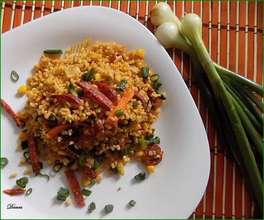 Bulgur s chorizem a spoustou jarní cibulky