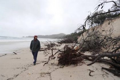 Poklad je pryč. Pláž australského letoviska Byron Bay téměř celá zmizela